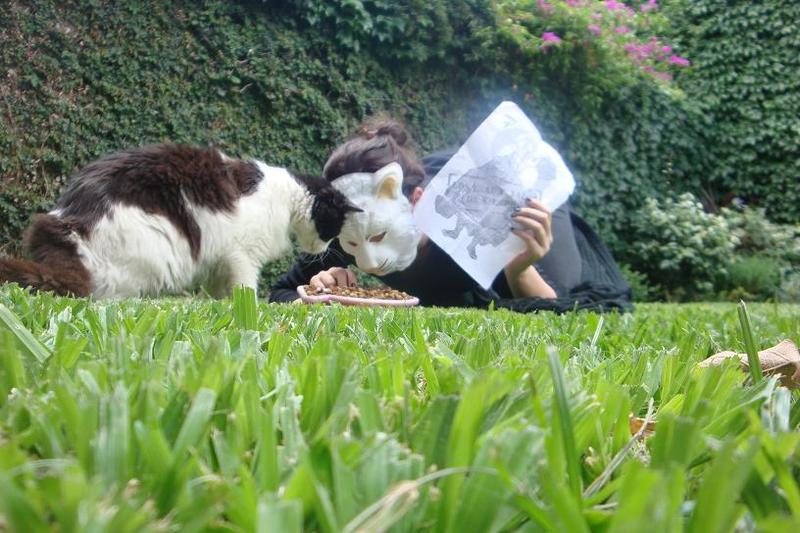 75. Comiendo en el cesped, a cuatro patas, en un cuenco de comida para animales, disfrazado de animal, por supuesto