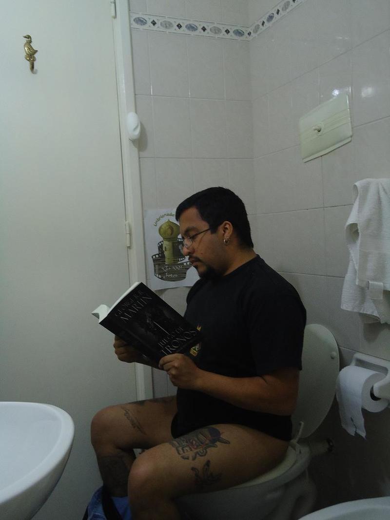 Prueba 59.	Con un ejemplar de Juego de Tronos, en el asiento del urinario.