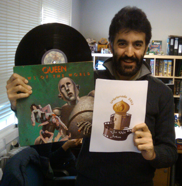 Prueba 51. Con un disco de vinilo de la banda inglesa Queen