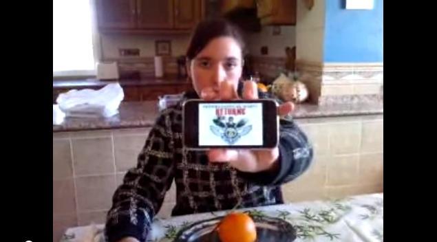 16.- [VÍDEO] Con una bandeja debajo pelar por completo una naranja de un único intento y mostrar luego la cáscara y la naranja. 