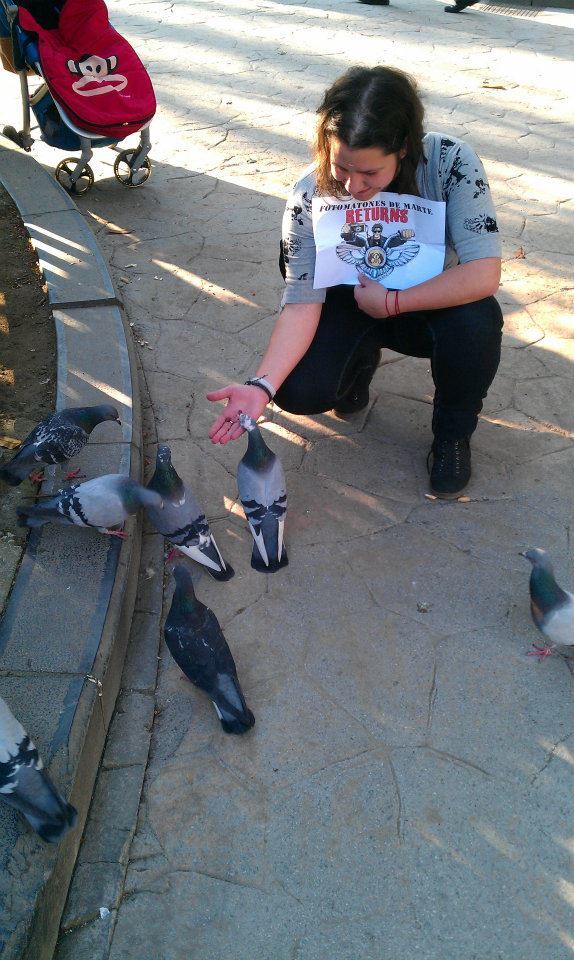 42.- Dando de comer a unas palomas.