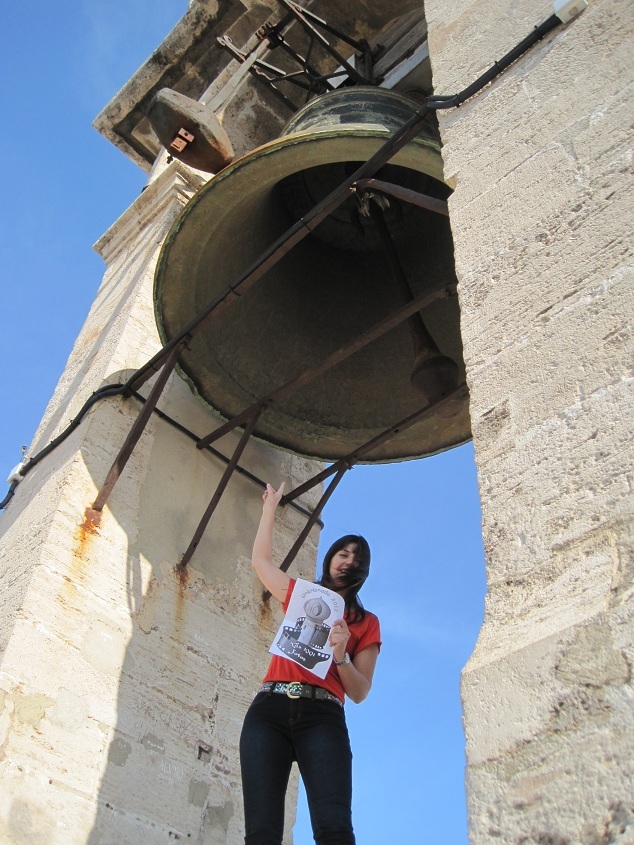 Prueba 3:En lo alto del campanario de una iglesia junto a la campana.