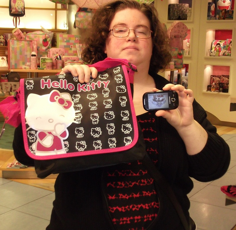 6 - Un umbriano con una mochila de Hello Kitty
