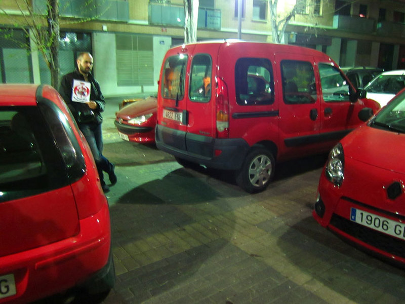 Nº 52. “Un Umbriano/a situado/a entre cuatro coches rojos.”