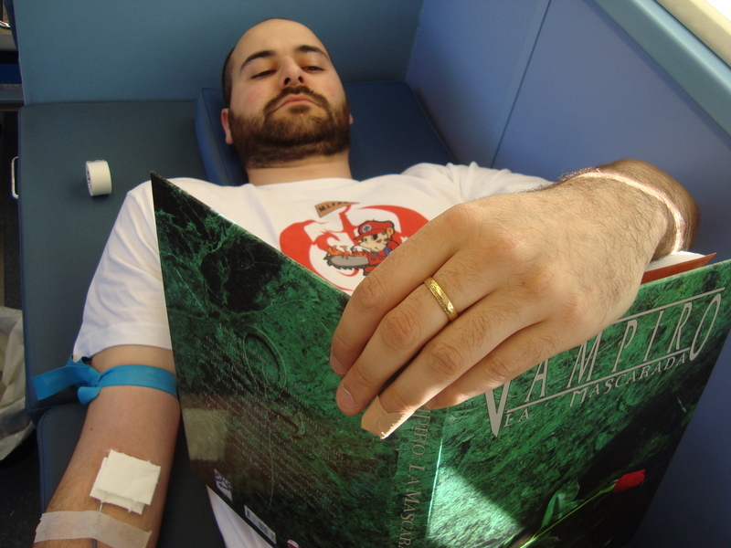 68. Donando sangre mientras se lee el manual de Vampiro: La Mascarada o Vampiro: Edad Oscura.