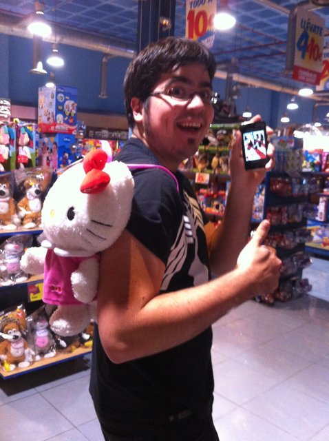 6. Un umbriano con una mochila de Hello Kitty.