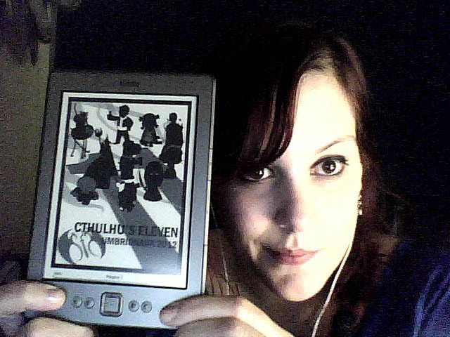 56. Con un lector digital de tinta electrónica tipo Kindle y el logo del equipo en el cacharro (No valen tablets ni nada que funcione con retroaliment