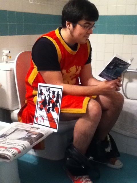 59. Con un ejemplar de Juego de Tronos, en el asiento del urinario.