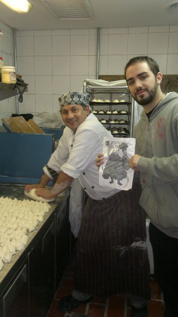 2. Dentro de una panadería, mientras el/la panadero/a amasa el pan.