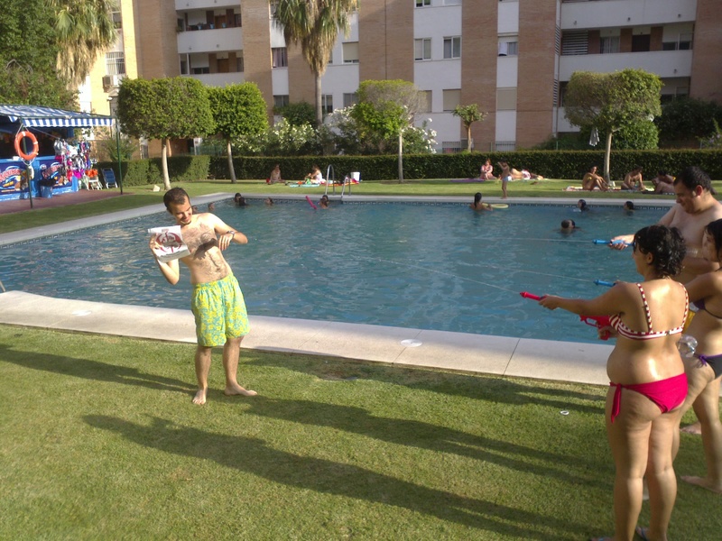 84. Siendo fusilado/a con pistolas de agua y  capturando el agua en el aire antes de impactar.