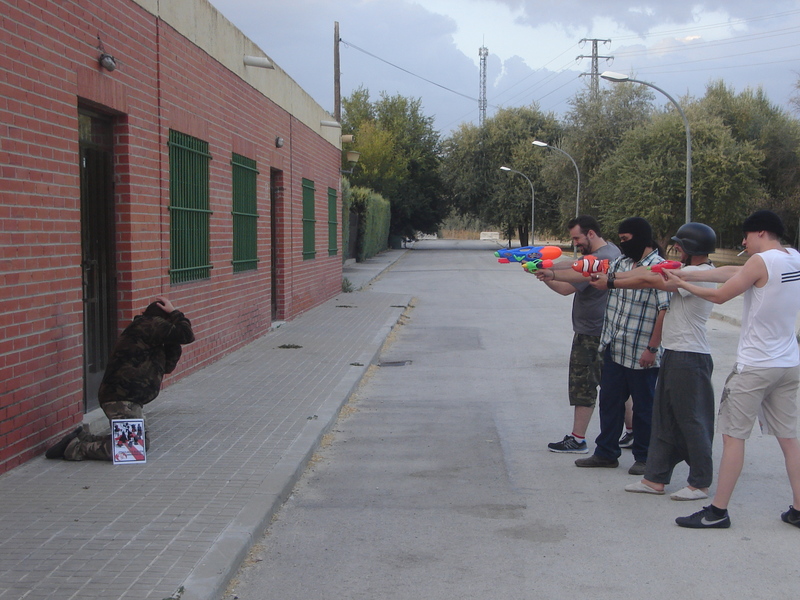 84. Siendo fusilado/a con pistolas de agua y capturando el agua en el aire antes de impactar.