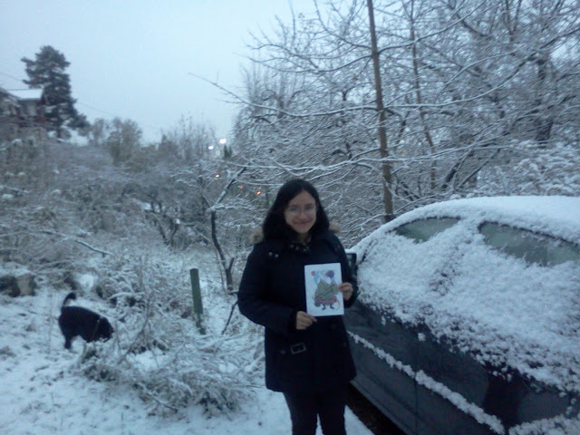 40. Junto a un coche cubierto completamente por la nieve.