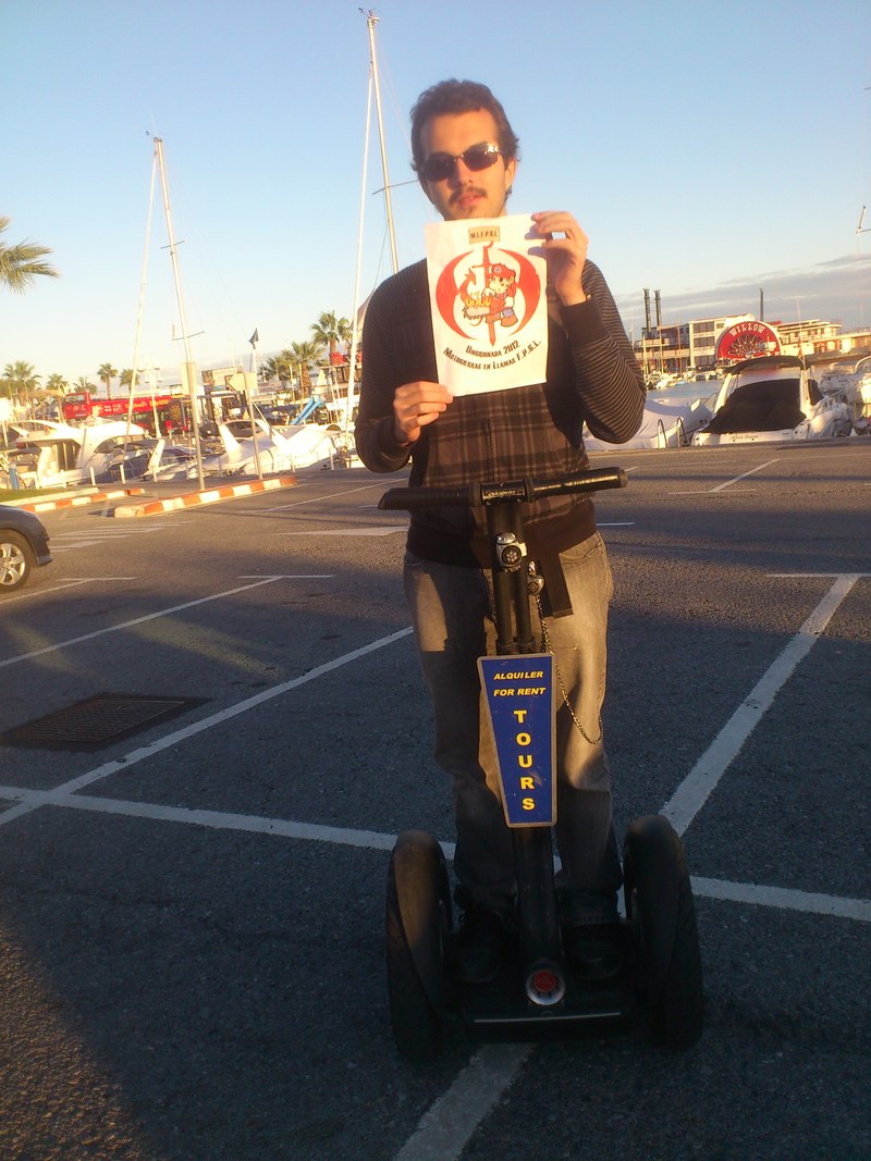 80. Encima de un Segways.