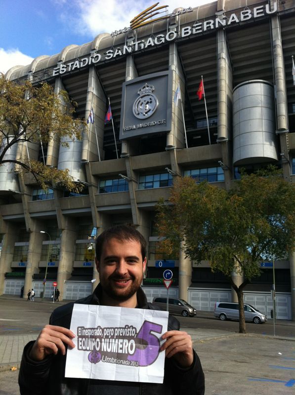 79 En el estadio de fútbol de un equipo de primera división, premier league o equivalente.