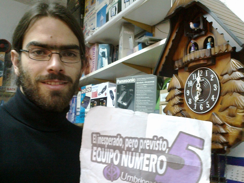 5. Con un reloj de cuco, cuando sale el cuco.