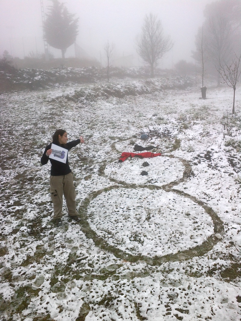 37. Con un muñeco de nieve de gran tamaño que lleve un casco en la cabeza.