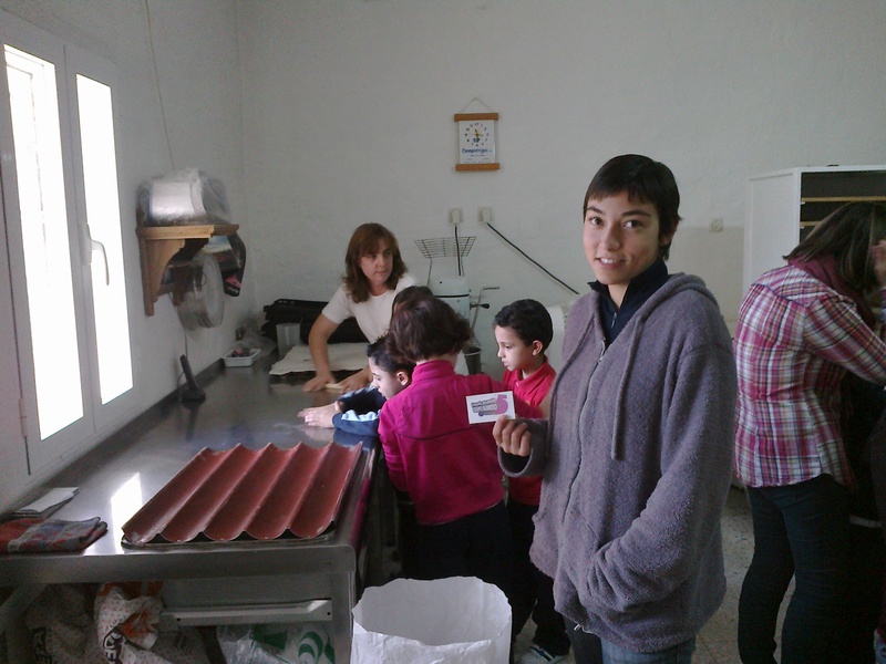 2. Dentro de una panadería, mientras el/la panadero/a amasa el pan.