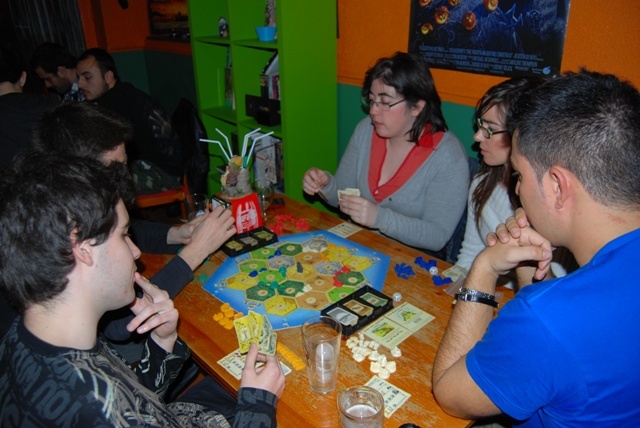 jugando y bebiendo en Bruixes i Fades