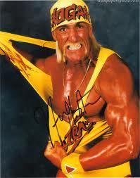 03. [VÍDEO] Rompiendo una camiseta al más puro estilo Hulk Hogan.