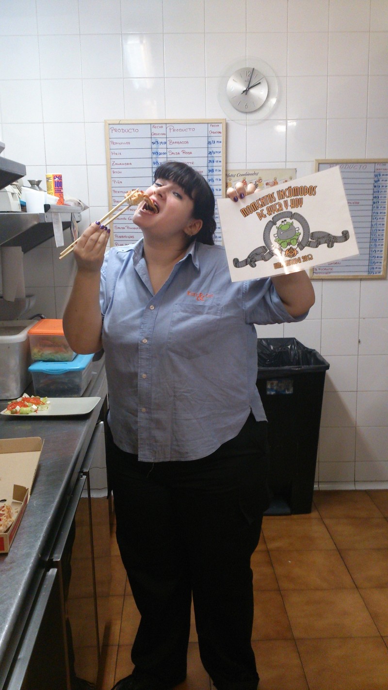 97.-Comiendo pizza con palillos chinos.