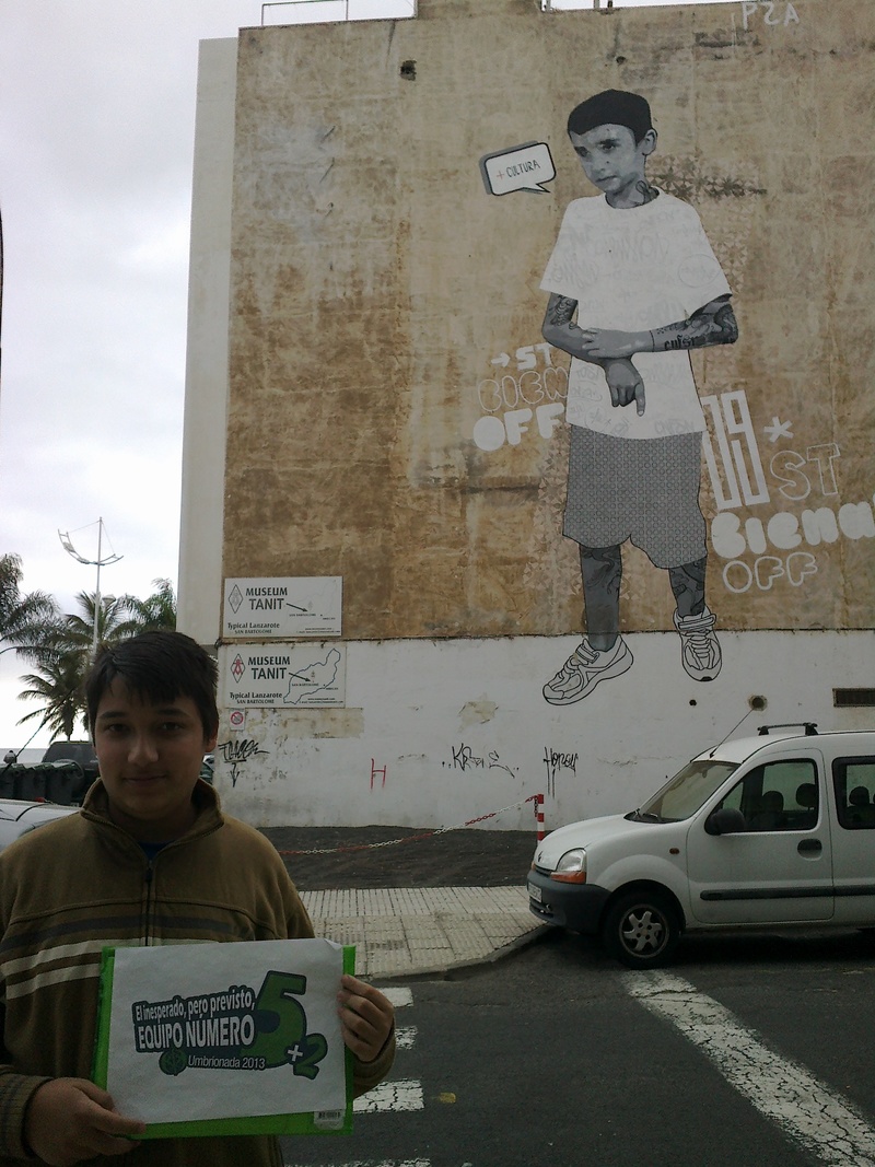 67. Junto a un mural callejero.