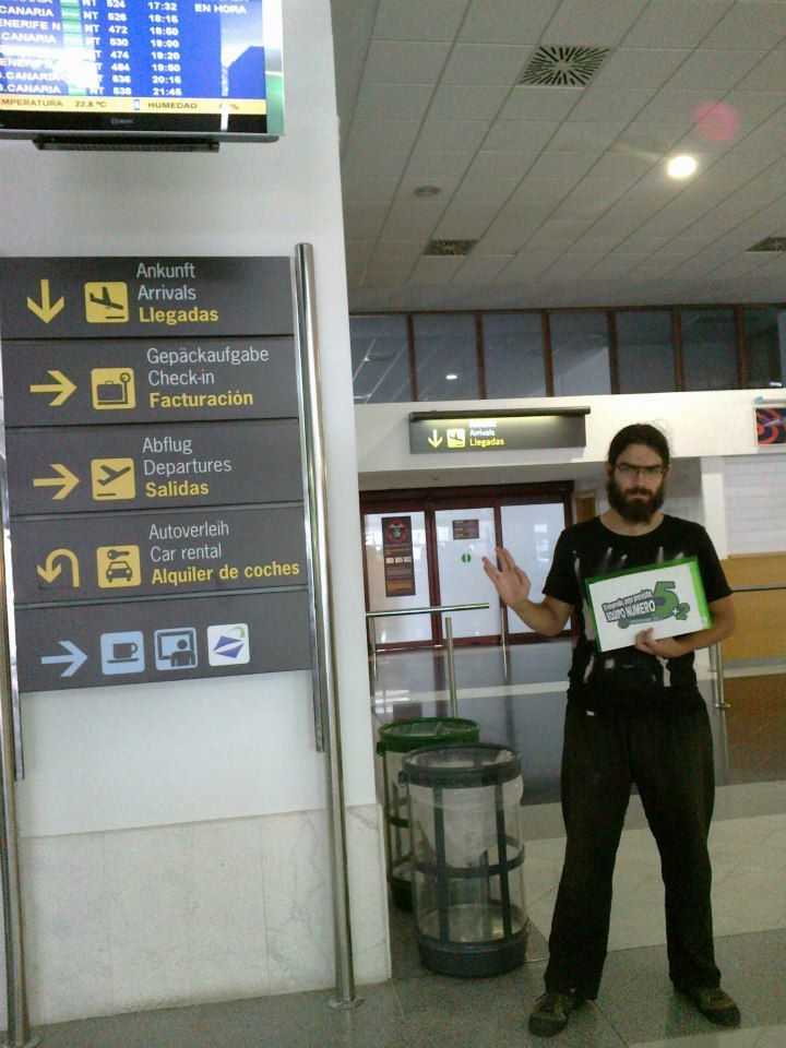 7. Haciendo el saludo Vulcaniano en un aeropuerto.