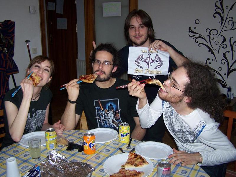 97. Comiendo pizza con palillos chinos.