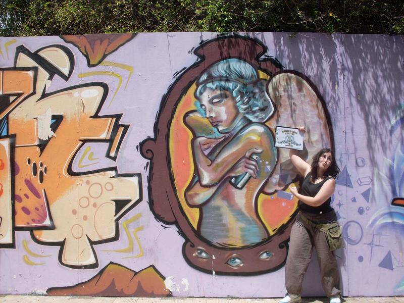 67. Junto a un mural callejero.