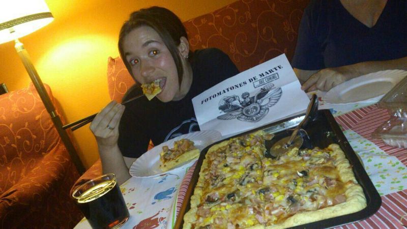 97.- Comiendo pizza con palillos chinos.