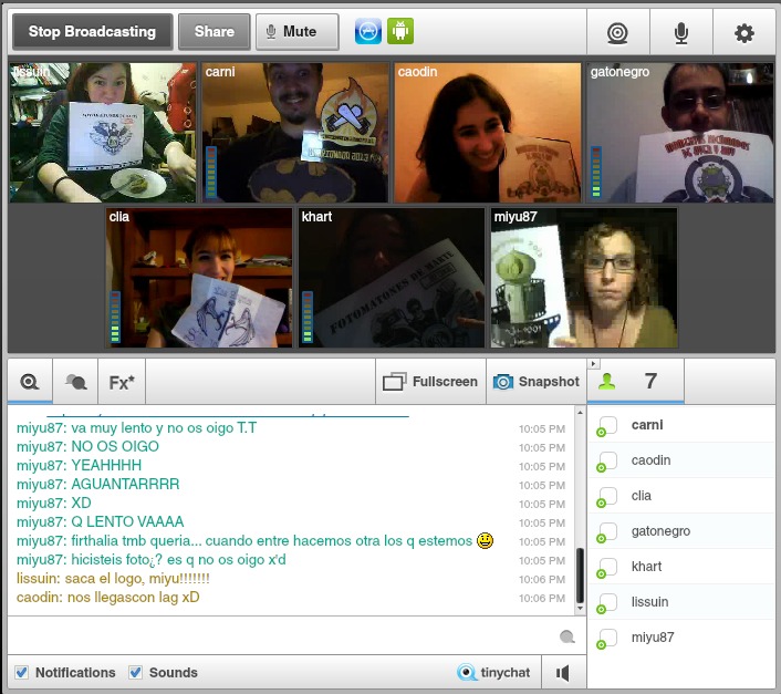 68. Una captura de pantalla del tinychat donde se reúnan tres o más personas de diferentes equipos, mostrando todos el logo al mismo tiempo.