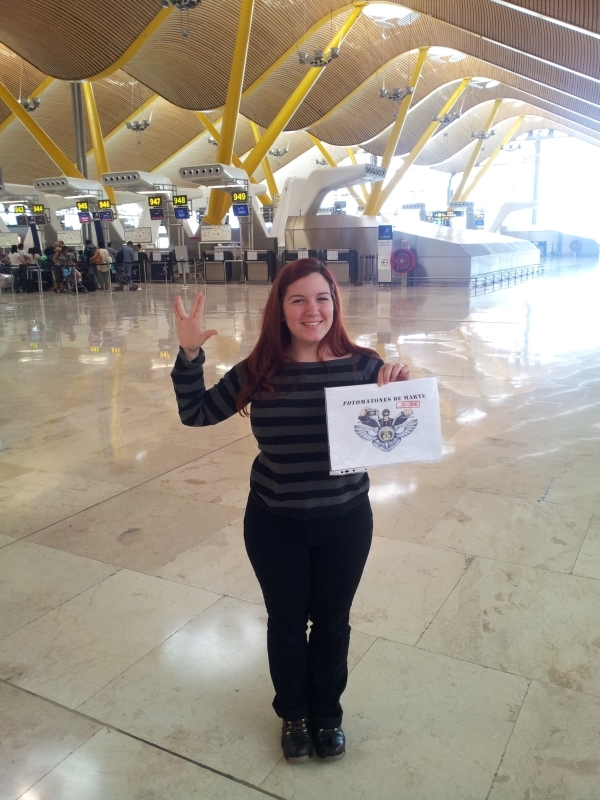 7. Haciendo el saludo vulcaniano en un aeropuerto.