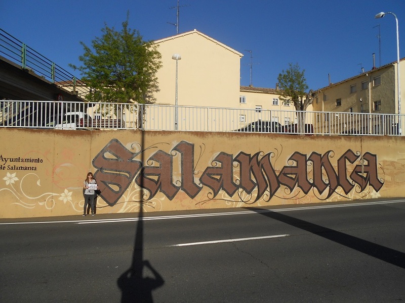 67.-  Junto a un mural callejero.