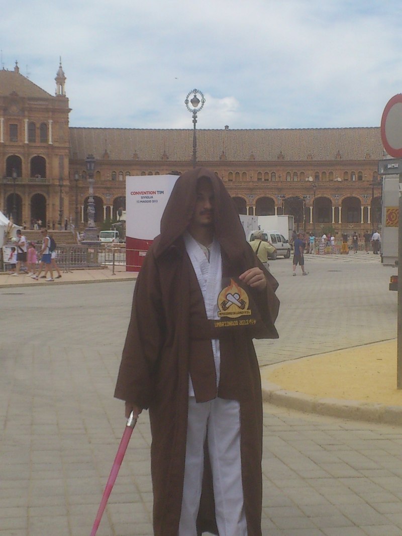 9. En la plaza de España de Sevilla, disfrazado/a de Jedi.