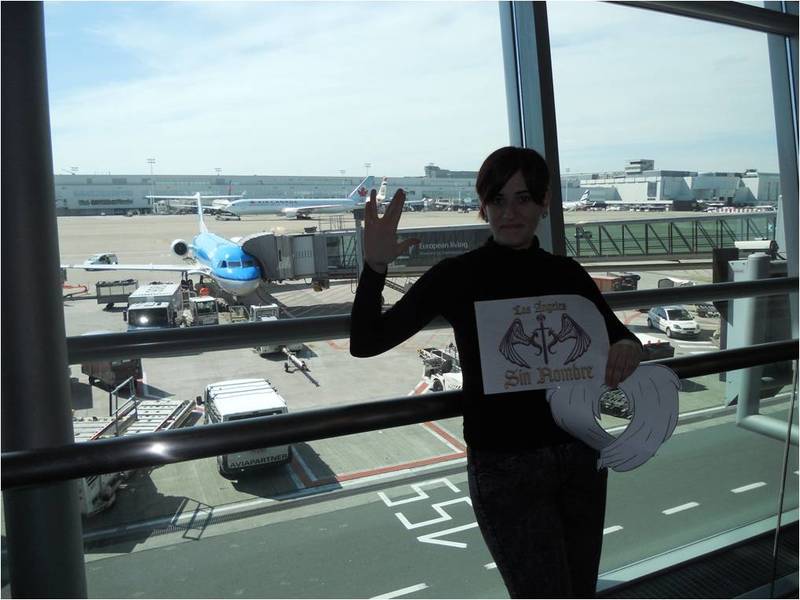 7. Haciendo el saludo vulcaniano en un aeropuerto.