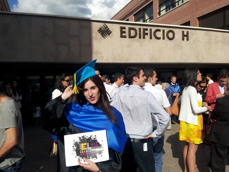 18.En la puerta de una universidad, con toga y birrete.