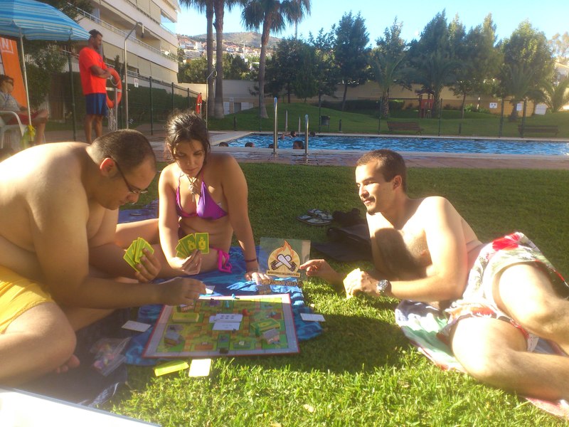 Prueba estival extra 105. En la playa, piscina o lugar nevado mientras se juega a un juego de mesa o un juego de rol.