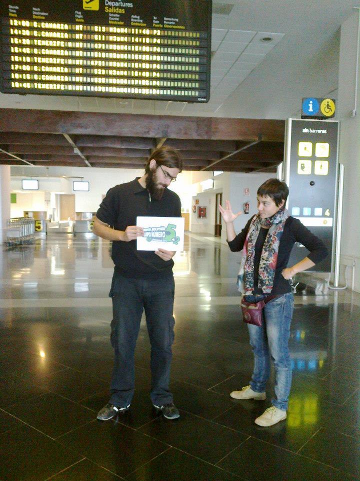 7. Haciendo el saludo Vulcaniano en un aeropuerto.