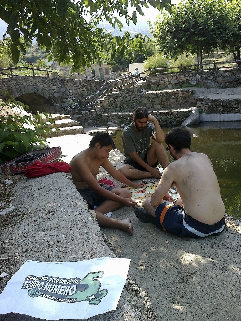 105. En la playa, piscina o lugar nevado mientras se juega a un juego de mesa o un juego de rol.