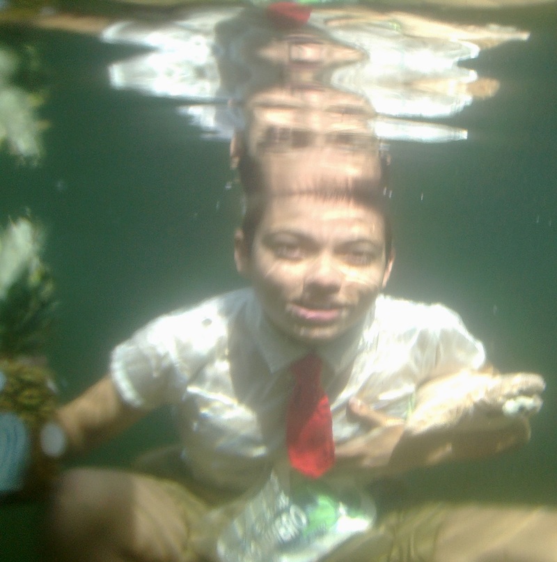 109. Dentro del agua, vestido/a como Bob Esponja, con una piña y con su inseparable amigo Karanka Patricio.