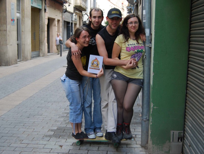 104. Tres personas sobre un monopatín, sin tocar el suelo, saludando a la cámara.