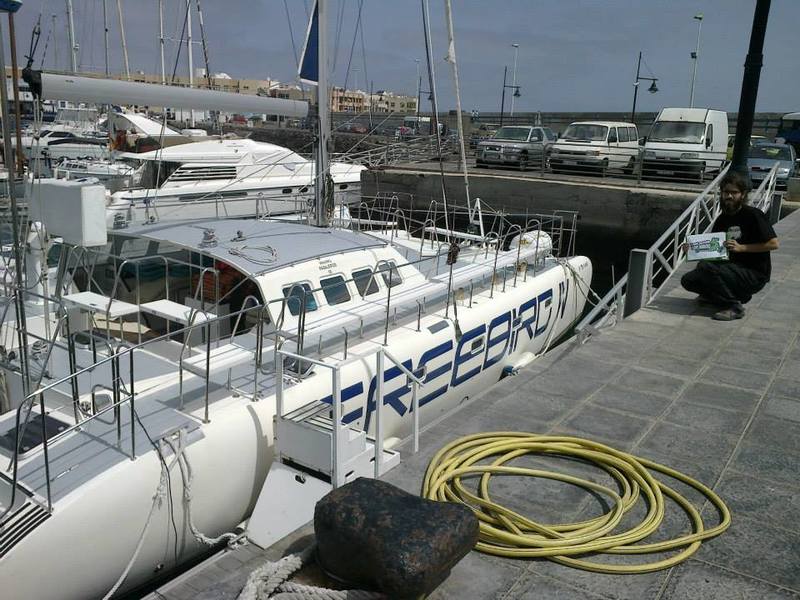 43. Junto a un barco que se llame igual que algún usuario/a de Comunidad Umbría.