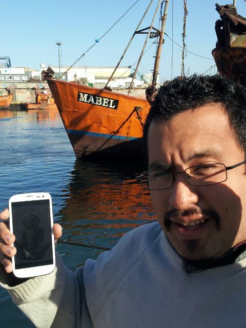 43.Junto a un barco que se llame igual que algún usuario/a de Comunidad Umbría.