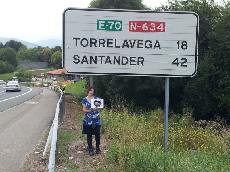 76.Debajo de un cartel de distancia de algún lugar que esté a 42 kilómetros.