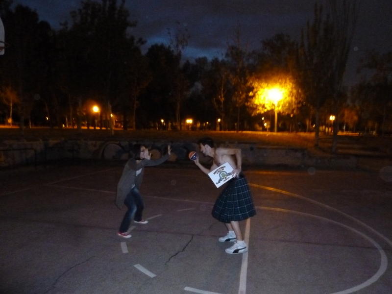 81. Jugando un partido de baloncesto con un kilt.