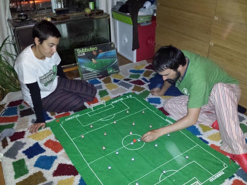 89. Con un juego Subbuteo.