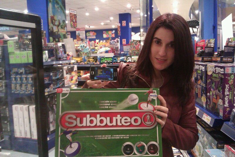 89.Con un juego Subbuteo.