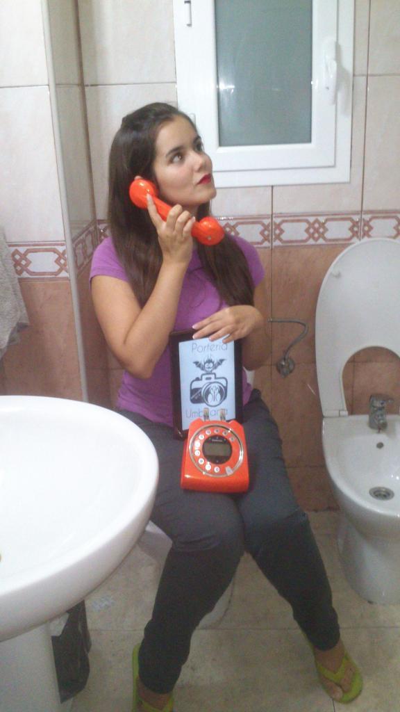 22. Hacerse una foto en el baño junto a un teléfono vintage.