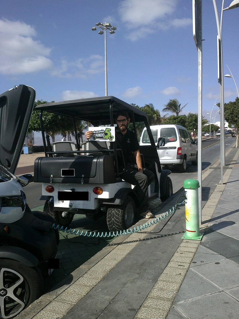 72. En un coche eléctrico (de los de verdad, nada de juguete) mientras se está recargando.