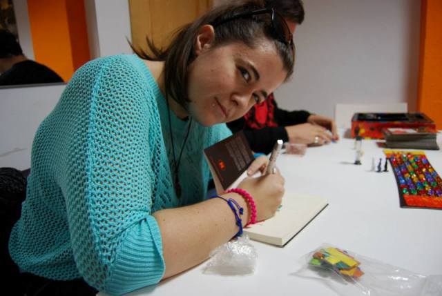 Firma de libro de Medealaura. 