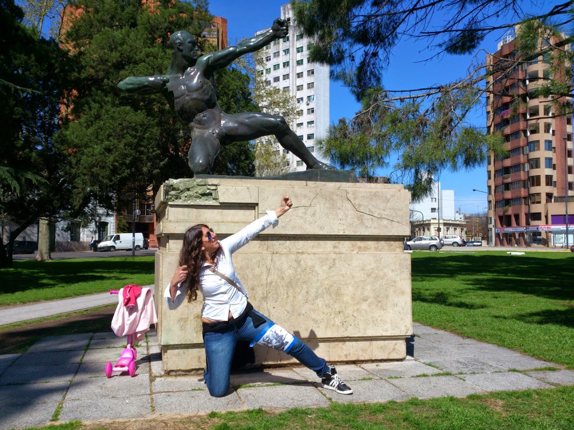 09. Junto a una estatua, imitando la pose de ésta.